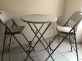 Table haute plus 2 chaises... ANNONCES Bazarok.fr